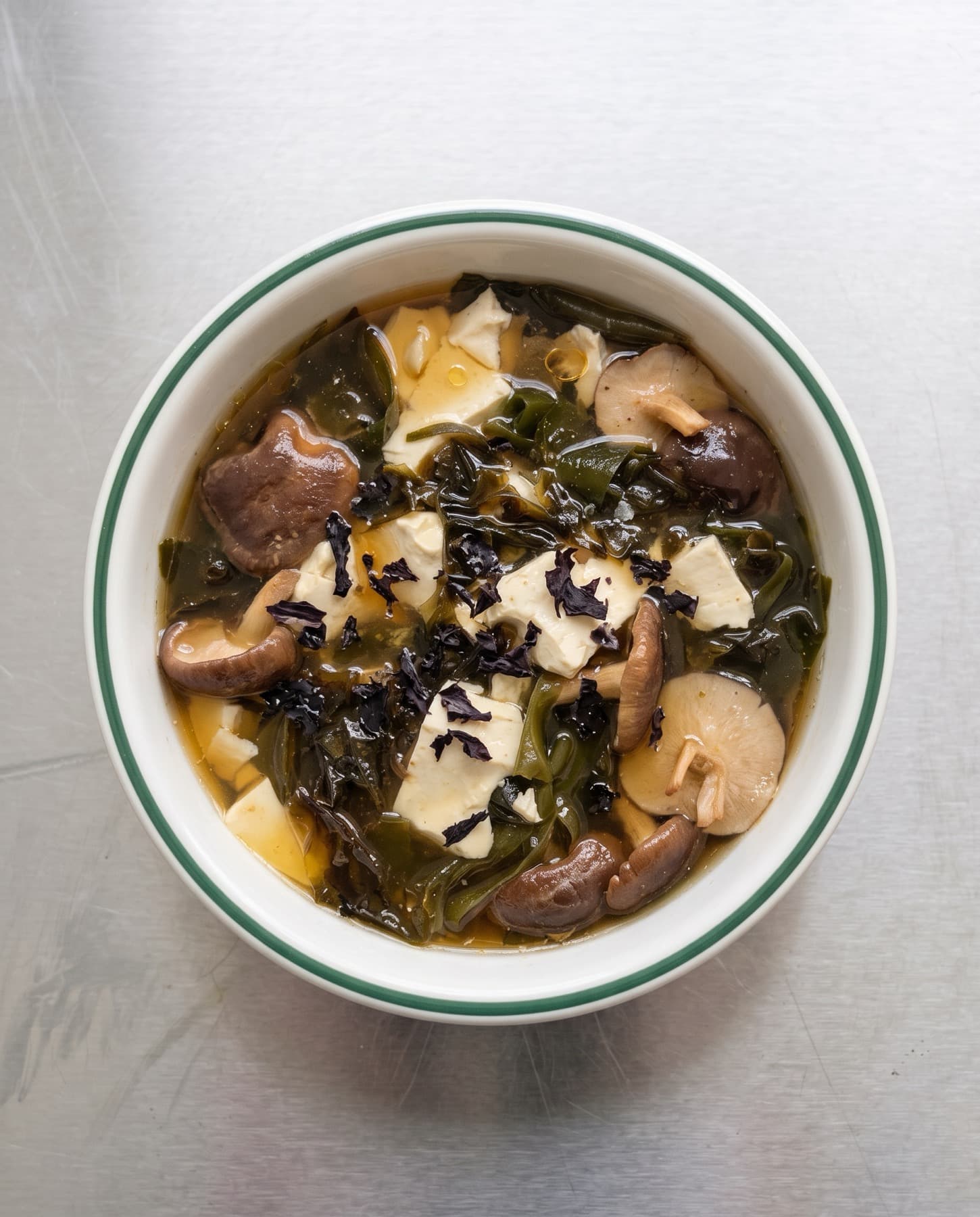 Caldo con luche, tofu y hongos