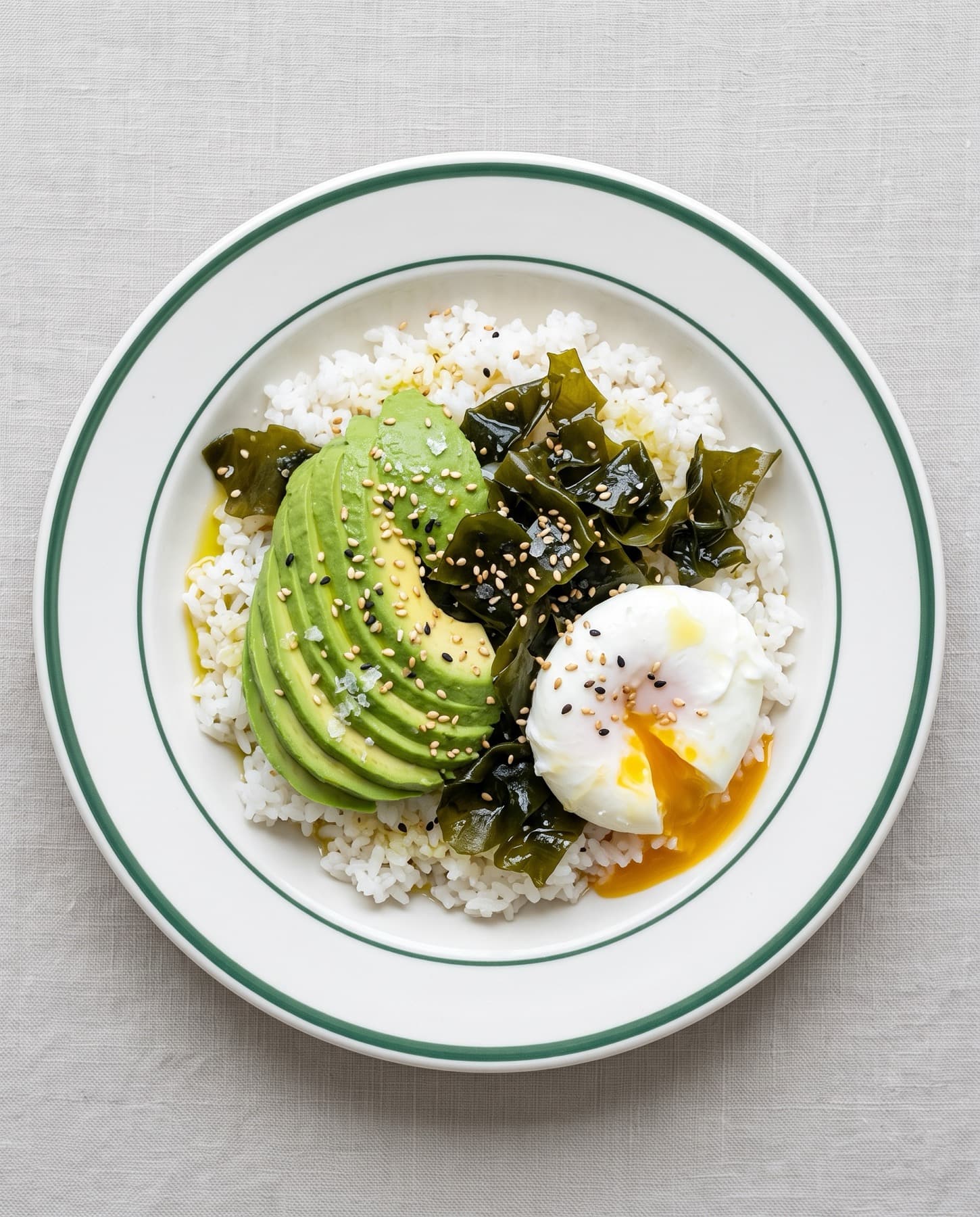 Arroz con wakame, palta y huevo